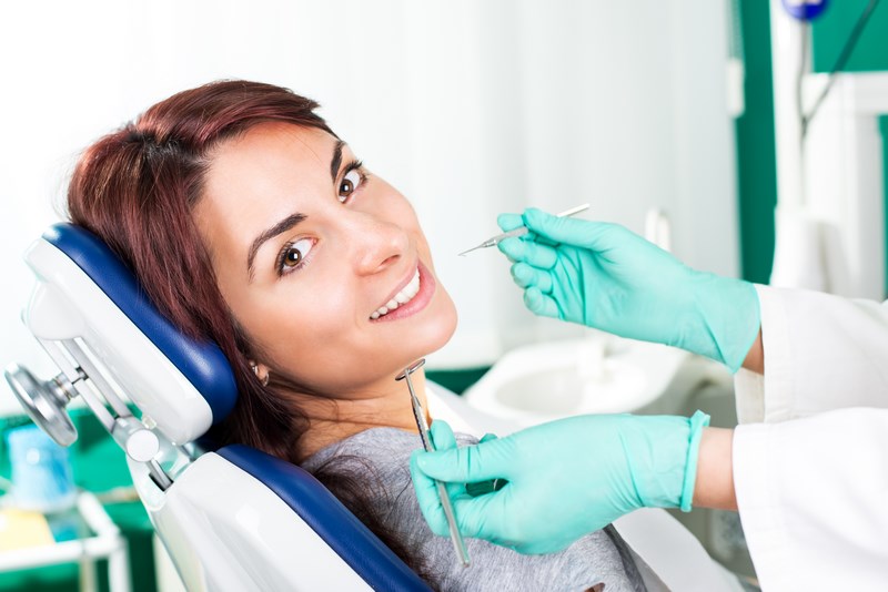 une patiente satisfaite de son dentiste